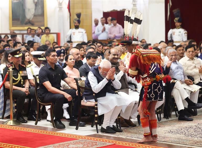 प्रधानमंत्री श्री नरेन्द्र मोदी 23 जून, 2026 को नई दिल्ली स्थित राष्ट्रपति भवन में आयोजित नागरिक अलंकरण समारोह-II (पद्म पुरस्कार – 2026) में शामिल हुए।