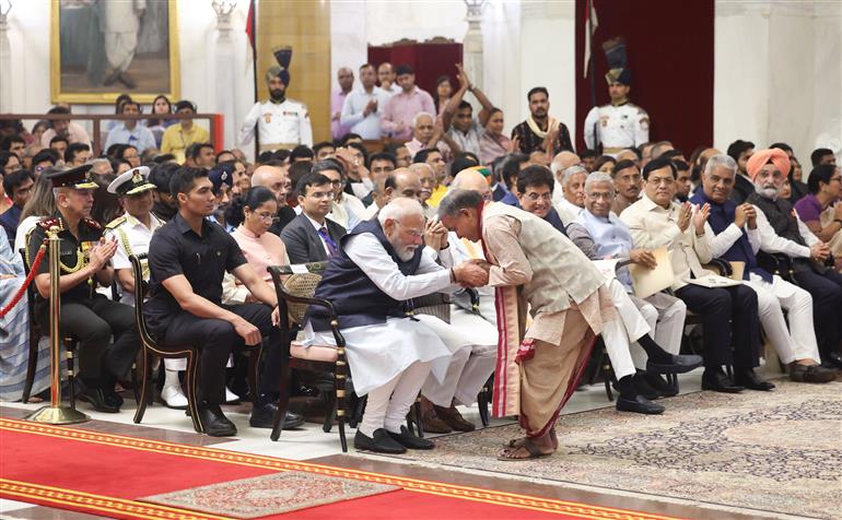 प्रधानमंत्री श्री नरेन्द्र मोदी 23 जून, 2026 को नई दिल्ली स्थित राष्ट्रपति भवन में आयोजित नागरिक अलंकरण समारोह-II (पद्म पुरस्कार – 2026) में शामिल हुए।

