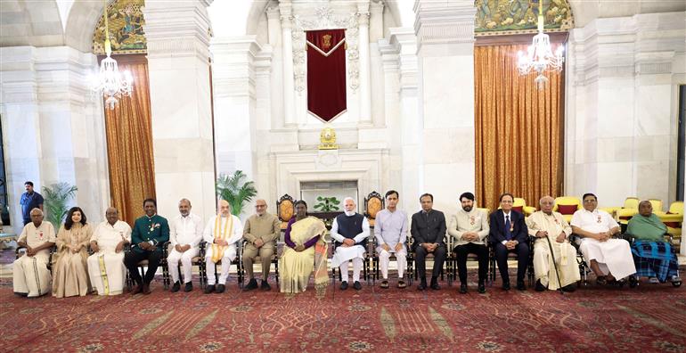 प्रधानमंत्री श्री नरेन्द्र मोदी 23 जून, 2026 को नई दिल्ली स्थित राष्ट्रपति भवन में आयोजित नागरिक अलंकरण समारोह-II (पद्म पुरस्कार – 2026) में शामिल हुए।