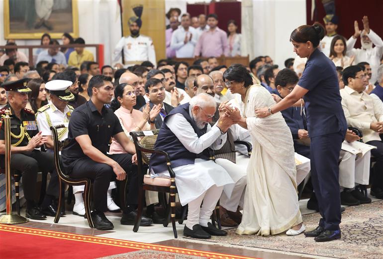 प्रधानमंत्री श्री नरेन्द्र मोदी 23 जून, 2026 को नई दिल्ली स्थित राष्ट्रपति भवन में आयोजित नागरिक अलंकरण समारोह-II (पद्म पुरस्कार – 2026) में शामिल हुए।