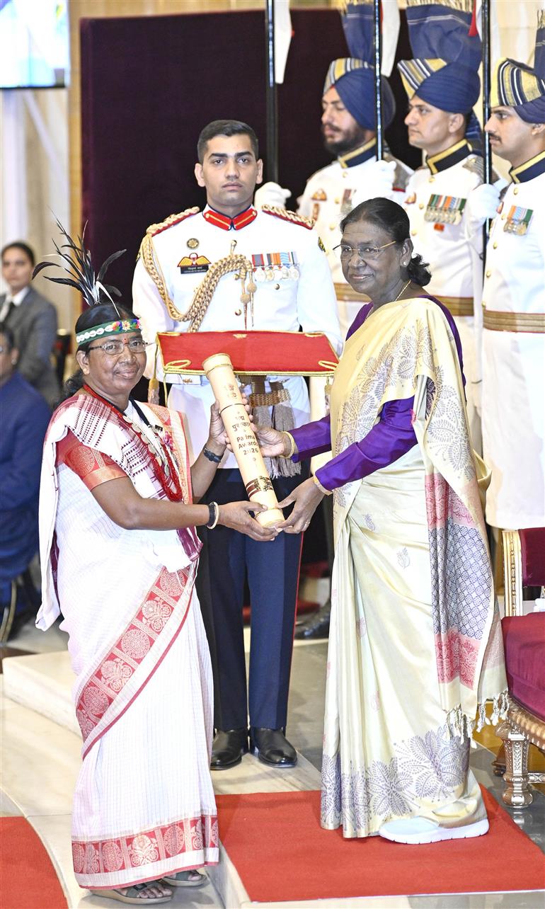 राष्ट्रपति श्रीमती द्रौपदी मुर्मु 23 जून, 2026 को नई दिल्ली के राष्ट्रपति भवन में आयोजित नागरिक अलंकरण समारोह-II में पद्म श्री पुरस्कार प्रदान करती हुईं।