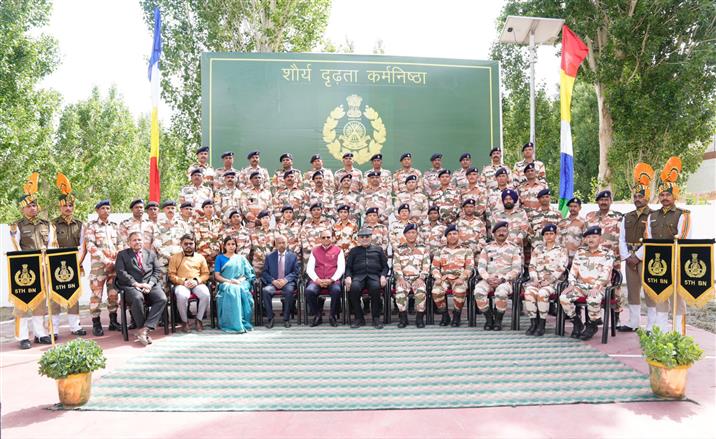 उपराष्ट्रपति श्री सी. पी. राधाकृष्णन 20 जून, 2026 को लद्दाख में भारत-तिब्बत सीमा पुलिस की 5वीं बटालियन के बहादुर जवानों से मुलाकात करते हुए। 