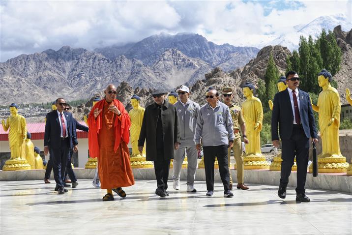उपराष्ट्रपति श्री सी. पी. राधाकृष्णन 21 जून, 2026 को लद्दाख के लेह के देवाचन कैंपस स्थित महाबोधि अंतर्राष्ट्रीय ध्यान केंद्र और बुद्ध पार्क ऑफ पीस का दौरा करते हुए। 