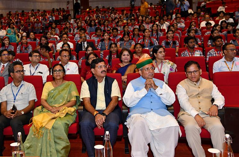 केंद्रीय विधि और न्याय (स्वतंत्र प्रभार) तथा संसदीय कार्य राज्य मंत्री श्री अर्जुन राम मेघवाल 25 जून 2026 को नई दिल्ली में केंद्रीय विद्यालयों के लिए 36वीं राष्ट्रीय युवा संसद प्रतियोगिता (2025-26) के पुरस्कार वितरण समारोह में शामिल हुए।