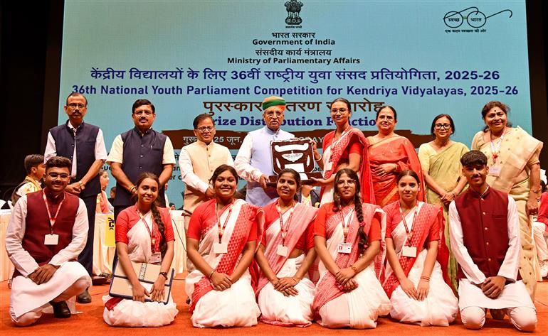केंद्रीय विधि और न्याय (स्वतंत्र प्रभार) तथा संसदीय कार्य राज्य मंत्री श्री अर्जुन राम मेघवाल 25 जून 2026 को नई दिल्ली में केंद्रीय विद्यालयों के लिए 36वीं राष्ट्रीय युवा संसद प्रतियोगिता (2025-26) के विजेताओं को पुरस्कार प्रदान करते हुए।
