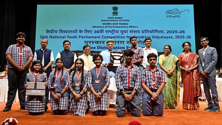 केंद्रीय विधि और न्याय (स्वतंत्र प्रभार) तथा संसदीय कार्य राज्य मंत्री श्री अर्जुन राम मेघवाल 25 जून 2026 को नई दिल्ली में केंद्रीय विद्यालयों के लिए 36वीं राष्ट्रीय युवा संसद प्रतियोगिता (2025-26) के विजेताओं को पुरस्कार प्रदान करते हुए।