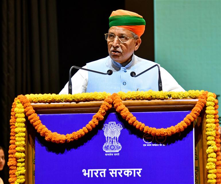 केंद्रीय विधि और न्याय (स्वतंत्र प्रभार) तथा संसदीय कार्य राज्य मंत्री श्री अर्जुन राम मेघवाल 25 जून 2026 को नई दिल्ली में केंद्रीय विद्यालयों के लिए 36वीं राष्ट्रीय युवा संसद प्रतियोगिता (2025-26) के पुरस्कार वितरण समारोह को संबोधित करते हुए।