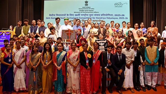 केंद्रीय विधि और न्याय (स्वतंत्र प्रभार) तथा संसदीय कार्य राज्य मंत्री श्री अर्जुन राम मेघवाल 25 जून 2026 को नई दिल्ली में केंद्रीय विद्यालयों के लिए 36वीं राष्ट्रीय युवा संसद प्रतियोगिता (2025-26) के पुरस्कार वितरण समारोह के दौरान एक ग्रुप फोटो में।