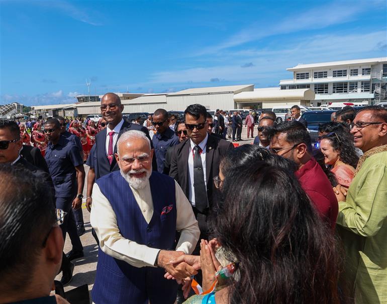 प्रधानमंत्री श्री नरेन्द्र मोदी का 27 जून, 2026 को सेशेल्स पहुंचने पर भारतीय समुदाय ने भव्य स्वागत किया।:Prime Minister