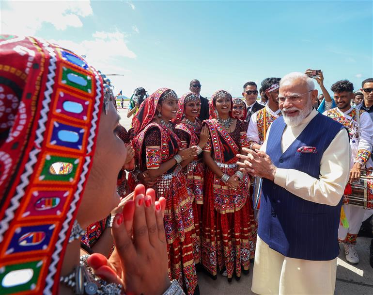 प्रधानमंत्री श्री नरेन्द्र मोदी का 27 जून, 2026 को सेशेल्स पहुंचने पर भारतीय समुदाय ने भव्य स्वागत किया।:Prime Minister