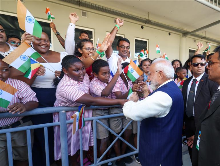 प्रधानमंत्री श्री नरेन्द्र मोदी का 27 जून, 2026 को सेशेल्स पहुंचने पर भारतीय समुदाय ने भव्य स्वागत किया।:Prime Minister