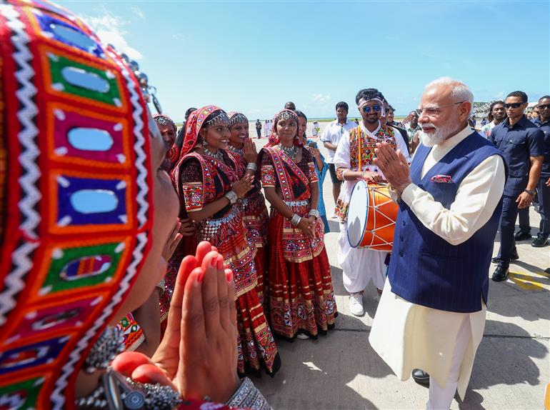 प्रधानमंत्री श्री नरेन्द्र मोदी का 27 जून, 2026 को सेशेल्स पहुंचने पर भारतीय समुदाय ने भव्य स्वागत किया।:Prime Minister