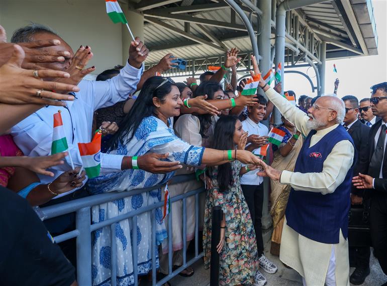 प्रधानमंत्री श्री नरेन्द्र मोदी का 27 जून, 2026 को सेशेल्स पहुंचने पर भारतीय समुदाय ने भव्य स्वागत किया।:Prime Minister