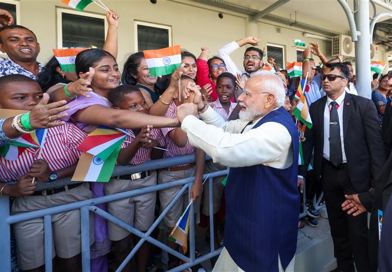 प्रधानमंत्री श्री नरेन्द्र मोदी का 27 जून, 2026 को सेशेल्स पहुंचने पर भारतीय समुदाय ने भव्य स्वागत किया।
:Prime Minister