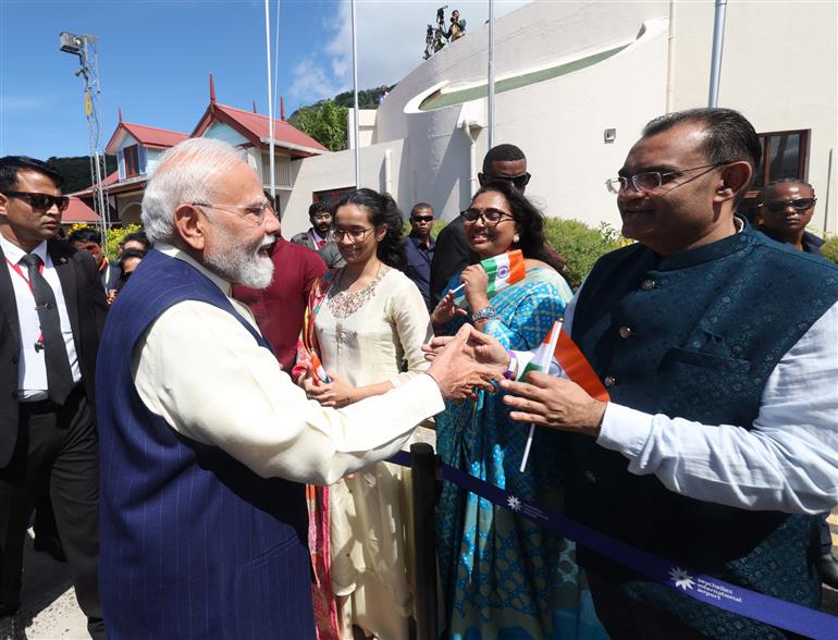 प्रधानमंत्री श्री नरेन्द्र मोदी का 27 जून, 2026 को सेशेल्स पहुंचने पर भारतीय समुदाय ने भव्य स्वागत किया।:Prime Minister