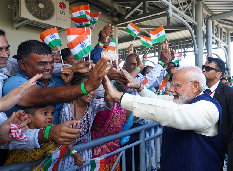 प्रधानमंत्री श्री नरेन्द्र मोदी का 27 जून, 2026 को सेशेल्स पहुंचने पर भारतीय समुदाय ने भव्य स्वागत किया।:Prime Minister