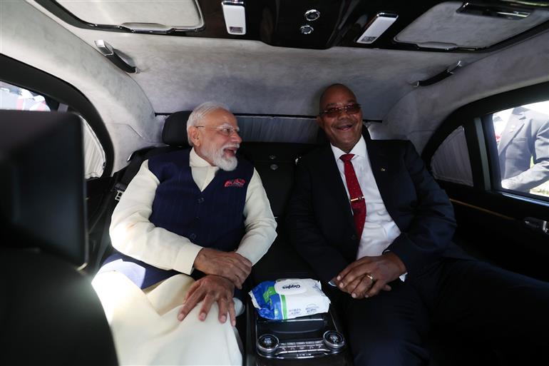 प्रधानमंत्री श्री नरेन्द्र मोदी 27 जून, 2026 को सेशेल्स में सेशेल्स गणराज्य के राष्ट्रपति डॉ. पैट्रिक हर्मिनी के साथ उनकी कार में हवाई अड्डे से निकलते हुए।:Prime Minister