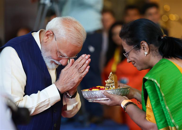 प्रधानमंत्री श्री नरेन्द्र मोदी का 27 जून, 2026 को सेशेल्स पहुंचने पर भारतीय समुदाय ने भव्य स्वागत किया।:Prime Minister