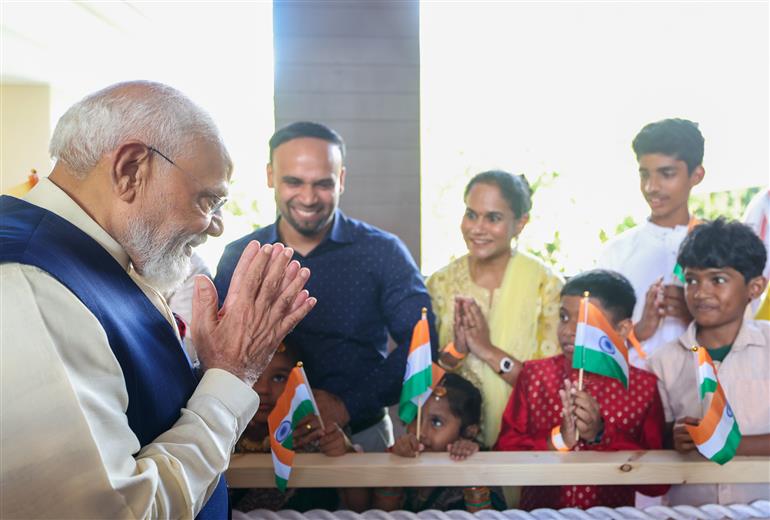 प्रधानमंत्री श्री नरेन्द्र मोदी का 27 जून, 2026 को सेशेल्स पहुंचने पर भारतीय समुदाय ने भव्य स्वागत किया।:Prime Minister