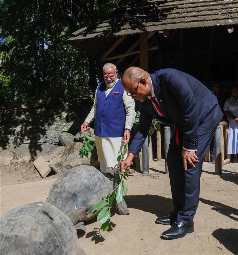 प्रधानमंत्री श्री नरेन्द्र मोदी और सेशेल्स गणराज्य के राष्ट्रपति डॉ. पैट्रिक हर्मिनी 27 जून, 2026 को सेशेल्स में सेशेल्स नेशनल बॉटनिकल गार्डन का दौरा करते हुए।
