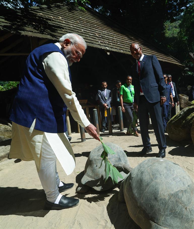प्रधानमंत्री श्री नरेन्द्र मोदी और सेशेल्स गणराज्य के राष्ट्रपति डॉ. पैट्रिक हर्मिनी 27 जून, 2026 को सेशेल्स में सेशेल्स नेशनल बॉटनिकल गार्डन का दौरा करते हुए।