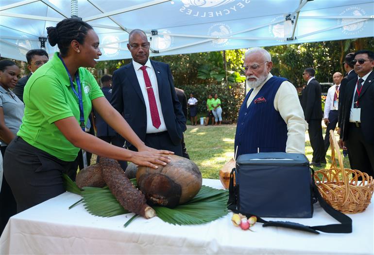 प्रधानमंत्री श्री नरेन्द्र मोदी और सेशेल्स गणराज्य के राष्ट्रपति डॉ. पैट्रिक हर्मिनी 27 जून, 2026 को सेशेल्स में सेशेल्स नेशनल बॉटनिकल गार्डन का दौरा करते हुए।