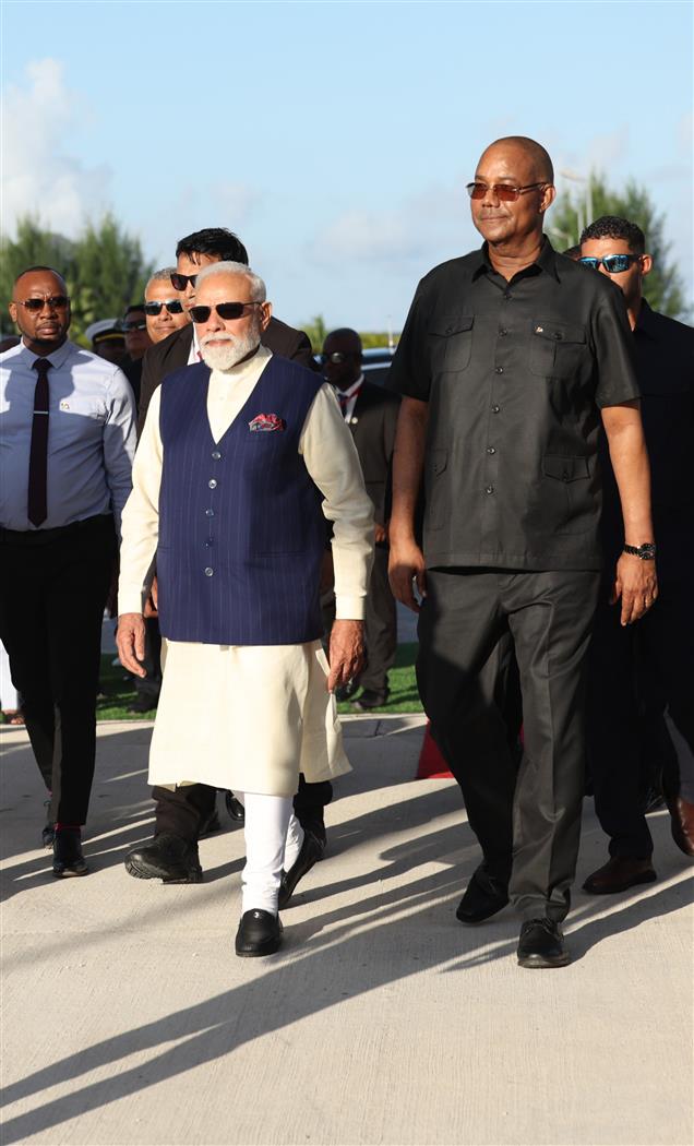प्रधानमंत्री श्री नरेन्द्र मोदी और सेशेल्स गणराज्य के राष्ट्रपति डॉ. पैट्रिक हर्मिनी 27 जून, 2026 को सेशेल्स के सेशेल्स कोस्ट गार्ड बेस पर फास्ट पेट्रोल वेसल, कार और एम्बुलेंस सौंपने के समारोह में शामिल हुए।
