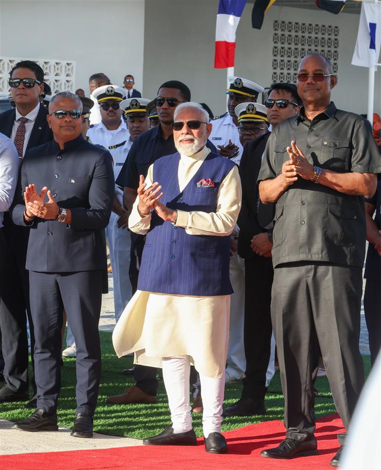 प्रधानमंत्री श्री नरेन्द्र मोदी और सेशेल्स गणराज्य के राष्ट्रपति डॉ. पैट्रिक हर्मिनी 27 जून, 2026 को सेशेल्स के सेशेल्स कोस्ट गार्ड बेस पर फास्ट पेट्रोल वेसल, कार और एम्बुलेंस सौंपने के समारोह में शामिल हुए।
