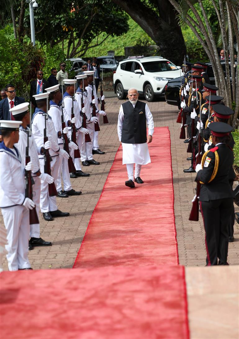 प्रधानमंत्री श्री नरेन्द्र मोदी को 28 जून, 2026 को उनकी यात्रा के दूसरे दिन सेशेल्स के स्टेट हाउस में औपचारिक गार्ड ऑफ ऑनर दिया गया, जो दोनों देशों के बीच अटूट मित्रता और मजबूत द्विपक्षीय साझेदारी को दर्शाता है।:Prime Minister