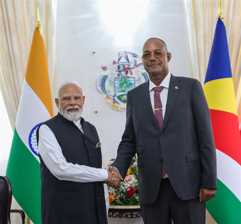 प्रधानमंत्री श्री नरेन्द्र मोदी ने 28 जून, 2026 को सेशेल्स में सेशेल्स गणराज्य के राष्ट्रपति डॉ. पैट्रिक हर्मिनी के साथ द्विपक्षीय वार्ता की, जिसके बाद प्रतिनिधिमंडल स्तर की चर्चा हुई।
:Prime Minister