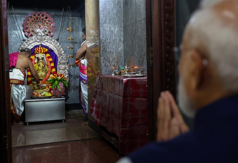 प्रधानमंत्री श्री नरेन्द्र मोदी 29 जून, 2026 को सेशेल्स के विक्टोरिया स्थित अरुल मिहू नवशक्ति विनयगर मंदिर में पूजा-अर्चना करते हुए।
:Prime Minister