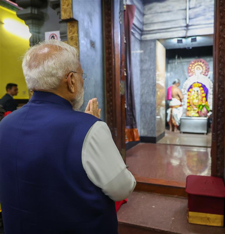 प्रधानमंत्री श्री नरेन्द्र मोदी 29 जून, 2026 को सेशेल्स के विक्टोरिया स्थित अरुल मिहू नवशक्ति विनयगर मंदिर में पूजा-अर्चना करते हुए।:Prime Minister