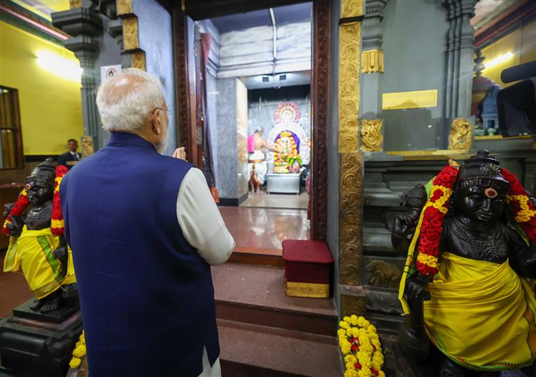 प्रधानमंत्री श्री नरेन्द्र मोदी 29 जून, 2026 को सेशेल्स के विक्टोरिया स्थित अरुल मिहू नवशक्ति विनयगर मंदिर में पूजा-अर्चना करते हुए।
:Prime Minister
