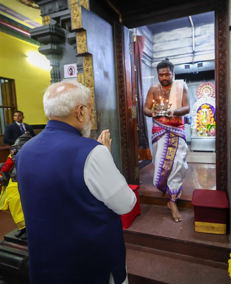 प्रधानमंत्री श्री नरेन्द्र मोदी 29 जून, 2026 को सेशेल्स के विक्टोरिया स्थित अरुल मिहू नवशक्ति विनयगर मंदिर में पूजा-अर्चना करते हुए।:Prime Minister