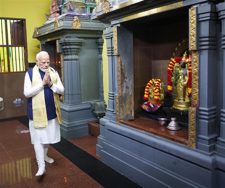 प्रधानमंत्री श्री नरेन्द्र मोदी 29 जून, 2026 को सेशेल्स के विक्टोरिया स्थित अरुल मिहू नवशक्ति विनयगर मंदिर में पूजा-अर्चना करते हुए।
:Prime Minister