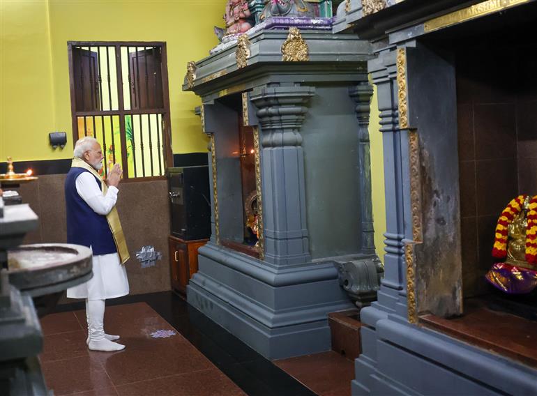 प्रधानमंत्री श्री नरेन्द्र मोदी 29 जून, 2026 को सेशेल्स के विक्टोरिया स्थित अरुल मिहू नवशक्ति विनयगर मंदिर में पूजा-अर्चना करते हुए।:Prime Minister
