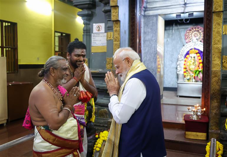 प्रधानमंत्री श्री नरेन्द्र मोदी 29 जून, 2026 को सेशेल्स के विक्टोरिया स्थित अरुल मिहू नवशक्ति विनयगर मंदिर में पूजा-अर्चना करते हुए।:Prime Minister