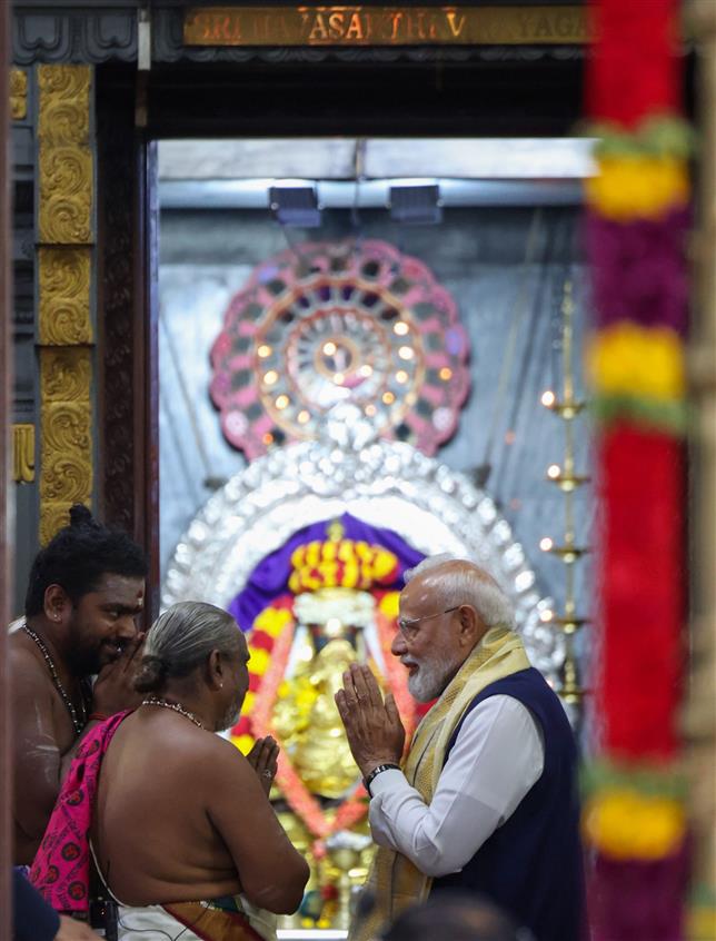 प्रधानमंत्री श्री नरेन्द्र मोदी 29 जून, 2026 को सेशेल्स के विक्टोरिया स्थित अरुल मिहू नवशक्ति विनयगर मंदिर में पूजा-अर्चना करते हुए।:Prime Minister