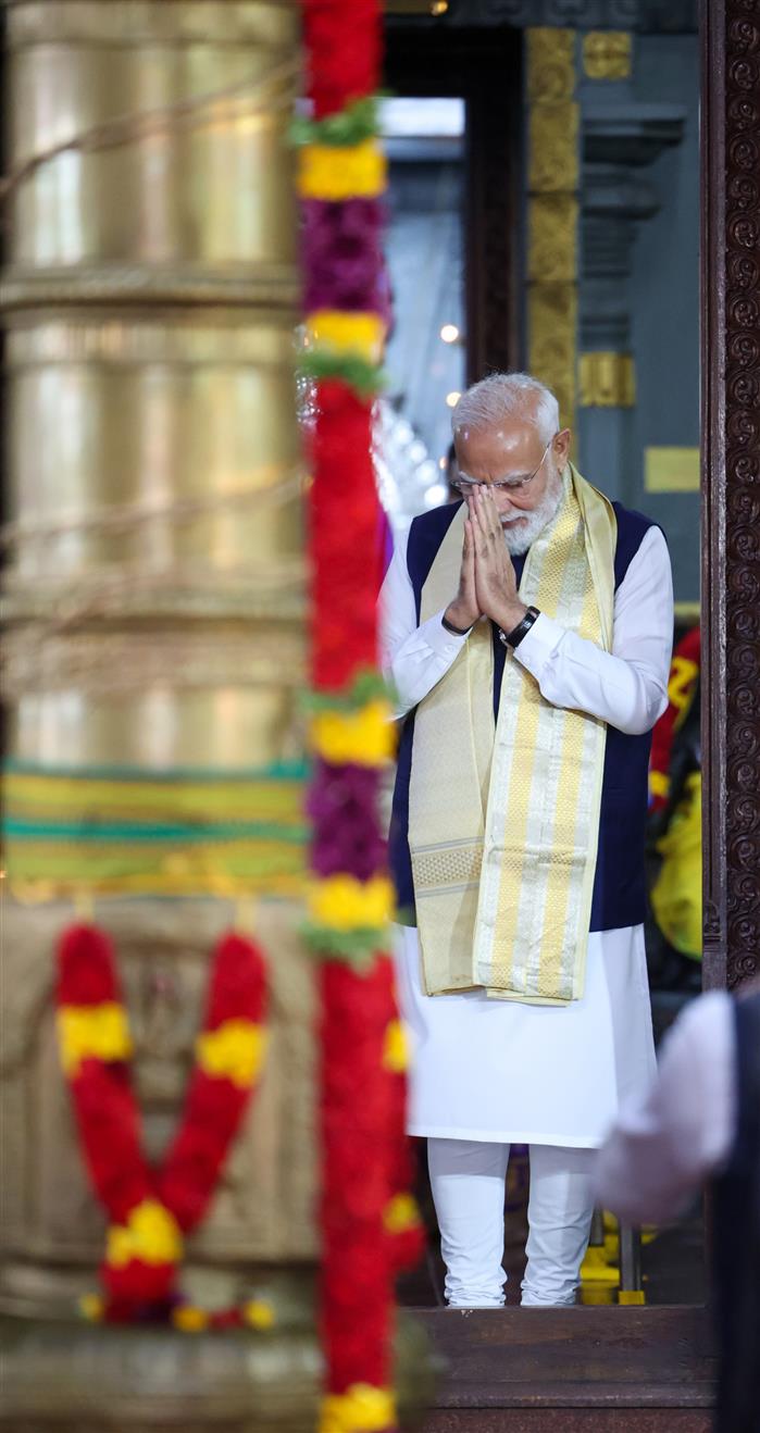 प्रधानमंत्री श्री नरेन्द्र मोदी 29 जून, 2026 को सेशेल्स के विक्टोरिया स्थित अरुल मिहू नवशक्ति विनयगर मंदिर में पूजा-अर्चना करते हुए।:Prime Minister