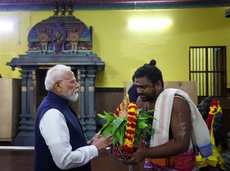 प्रधानमंत्री श्री नरेन्द्र मोदी 29 जून, 2026 को सेशेल्स के विक्टोरिया स्थित अरुल मिहू नवशक्ति विनयगर मंदिर में पूजा-अर्चना करते हुए।:Prime Minister