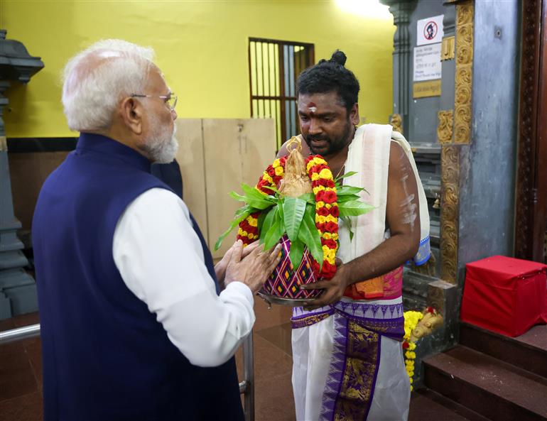 प्रधानमंत्री श्री नरेन्द्र मोदी 29 जून, 2026 को सेशेल्स के विक्टोरिया स्थित अरुल मिहू नवशक्ति विनयगर मंदिर में पूजा-अर्चना करते हुए।:Prime Minister