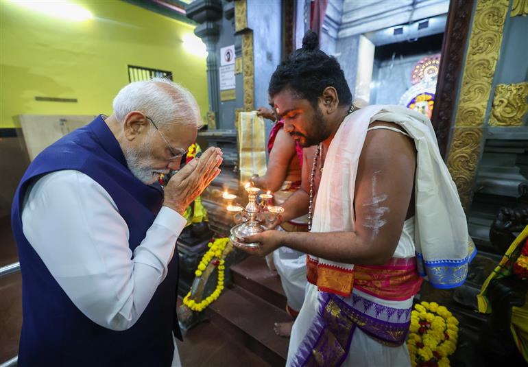 प्रधानमंत्री श्री नरेन्द्र मोदी 29 जून, 2026 को सेशेल्स के विक्टोरिया स्थित अरुल मिहू नवशक्ति विनयगर मंदिर में पूजा-अर्चना करते हुए।:Prime Minister
