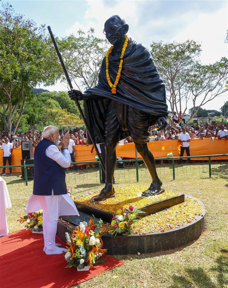 प्रधानमंत्री श्री नरेन्द्र मोदी 29 जून, 2026 को सेशेल्स के विक्टोरिया में पीस पार्क स्थित महात्मा गांधी की प्रतिमा पर श्रद्धांजलि अर्पित करते हुए।:Prime Minister