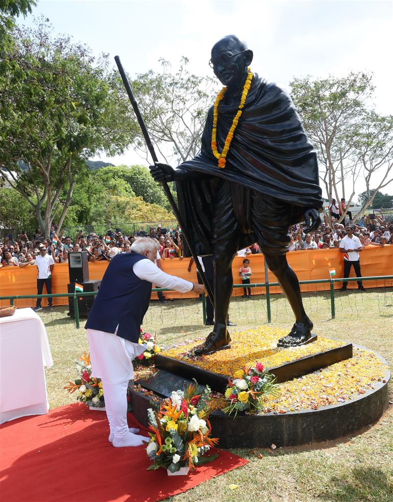 प्रधानमंत्री श्री नरेन्द्र मोदी 29 जून, 2026 को सेशेल्स के विक्टोरिया में पीस पार्क स्थित महात्मा गांधी की प्रतिमा पर श्रद्धांजलि अर्पित करते हुए।:Prime Minister