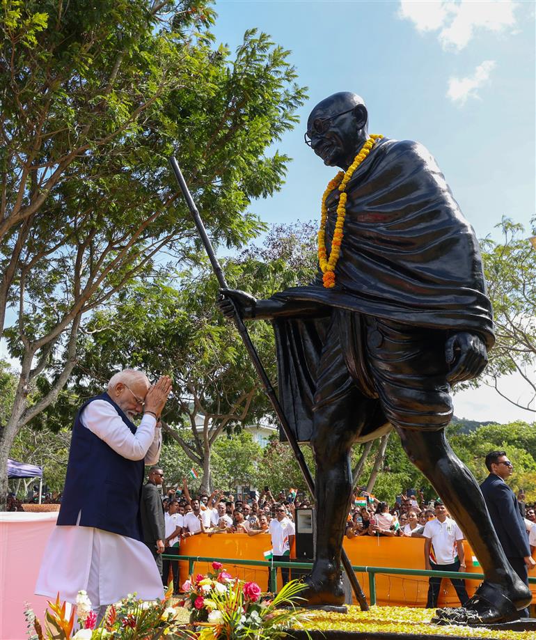 प्रधानमंत्री श्री नरेन्द्र मोदी 29 जून, 2026 को सेशेल्स के विक्टोरिया में पीस पार्क स्थित महात्मा गांधी की प्रतिमा पर श्रद्धांजलि अर्पित करते हुए।:Prime Minister