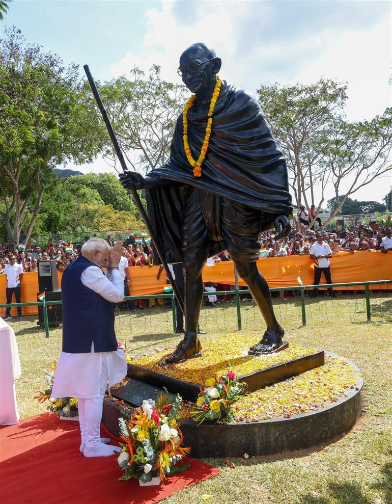 प्रधानमंत्री श्री नरेन्द्र मोदी 29 जून, 2026 को सेशेल्स के विक्टोरिया में पीस पार्क स्थित महात्मा गांधी की प्रतिमा पर श्रद्धांजलि अर्पित करते हुए।:Prime Minister