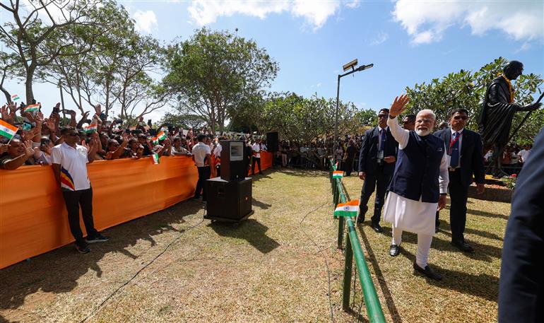 प्रधानमंत्री श्री नरेन्द्र मोदी का 29 जून, 2026 को सेशेल्स के विक्टोरिया में पीस पार्क में भारतीय समुदाय ने भव्य स्वागत किया।:Prime Minister