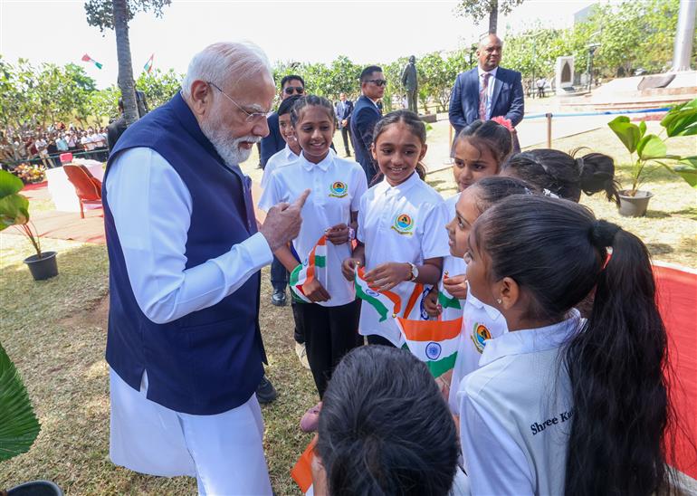 प्रधानमंत्री श्री नरेन्द्र मोदी का 29 जून, 2026 को सेशेल्स के विक्टोरिया में पीस पार्क में भारतीय समुदाय ने भव्य स्वागत किया।:Prime Minister