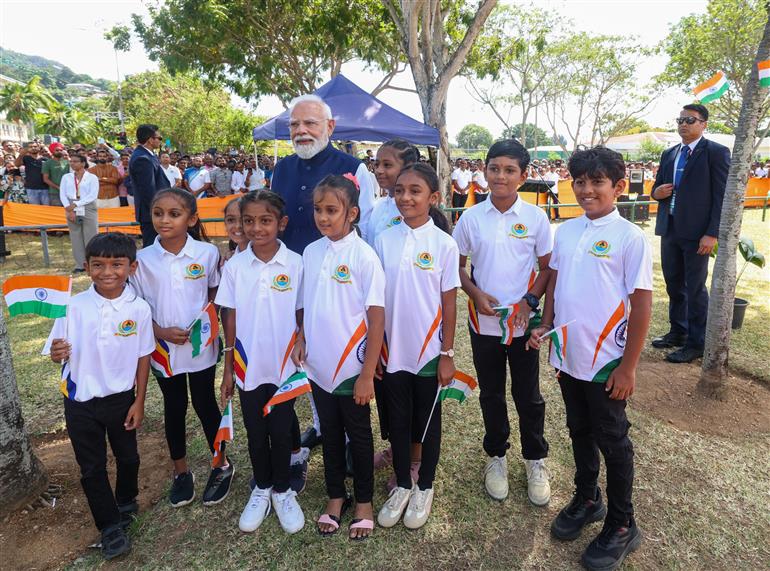 प्रधानमंत्री श्री नरेन्द्र मोदी का 29 जून, 2026 को सेशेल्स के विक्टोरिया में पीस पार्क में भारतीय समुदाय ने भव्य स्वागत किया।
:Prime Minister