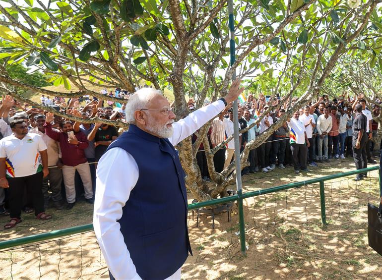 प्रधानमंत्री श्री नरेन्द्र मोदी का 29 जून, 2026 को सेशेल्स के विक्टोरिया में पीस पार्क में भारतीय समुदाय ने भव्य स्वागत किया।:Prime Minister